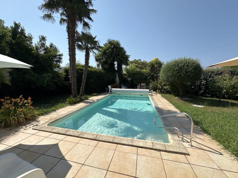 renovation-piscine-4x8 escalier arrondi liner sable équipé d'une sortie de bain