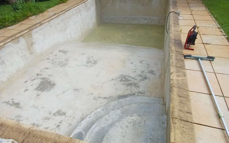 A-nettoyage complet de la piscine avant la pose du liner