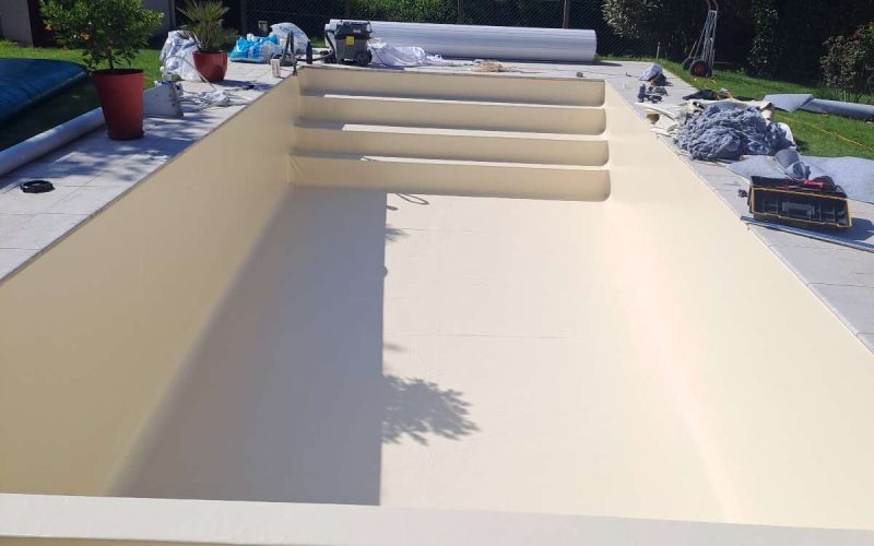 c-pose du liner avec caisson volet immergé et escalier sur la largeur