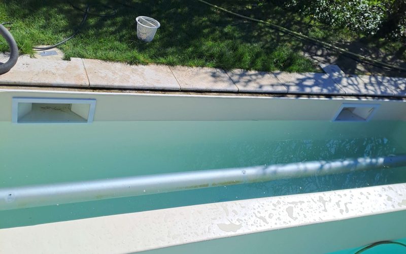 c-remontage du mât du volet roulant dans le caisson