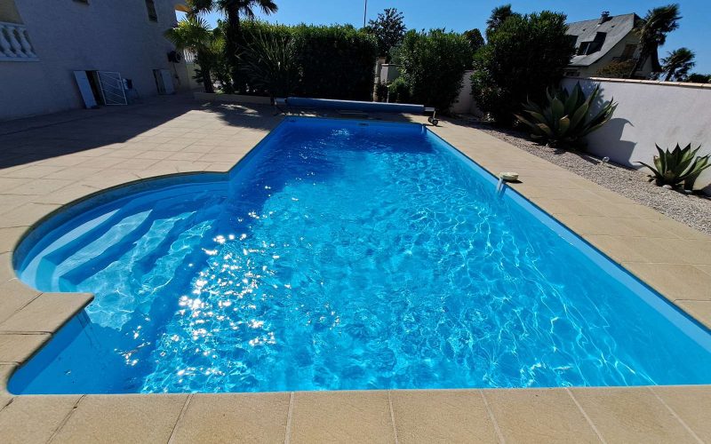renovation-piscine-4.5 x 9 escalier acrylique liner bleu