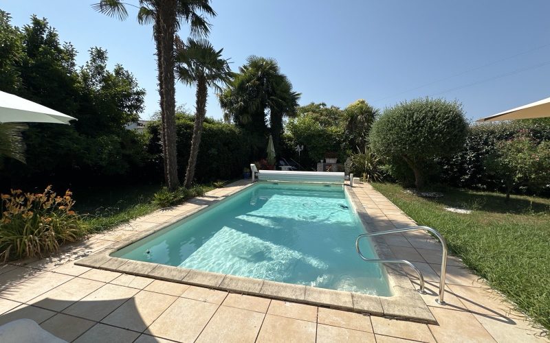 renovation-piscine-4x8 escalier arrondi liner sable équipé d'une sortie de bain